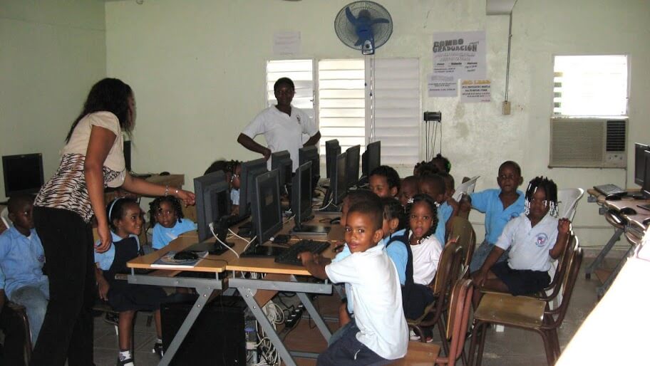 A computer lab in a Dominican Episcopal school.